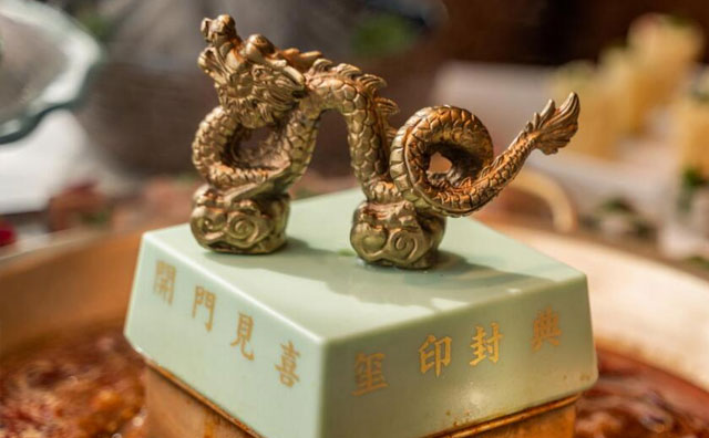 來(lái)朝天門吃火鍋，感受火鍋界的顏值天花板！