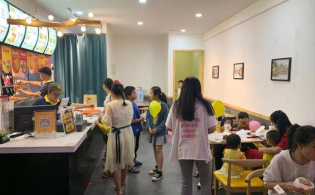 拎包輕松開店，快樂星漢堡好評如潮！