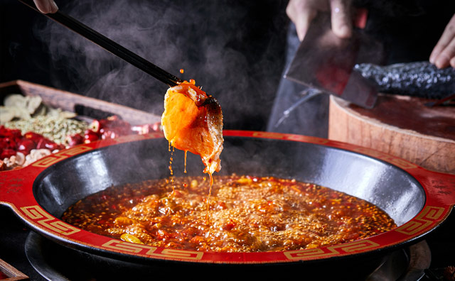 老黃記丁丁美蛙魚頭，鮮滑溢香，味美細嫩