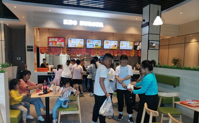 創(chuàng)業(yè)進(jìn)行時(shí)，快樂(lè)星漢堡全程幫扶省心開(kāi)店