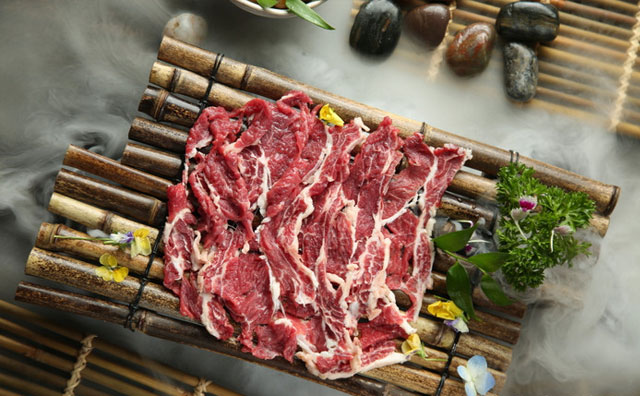 創(chuàng)業(yè)開一家牛肉飯店，選擇單打獨(dú)斗還是加盟