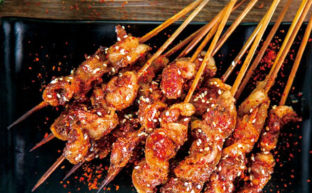 開燒烤店想讓更多人進(jìn)店消費，你得在這些方面下功夫