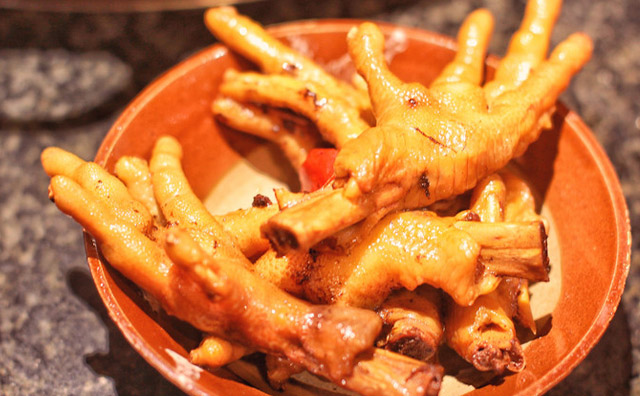 小吃店在市場上的經(jīng)營方向是怎樣的，雖然有不少的經(jīng)營者已經(jīng)在經(jīng)營著小吃店，但是對于一個新手而言，這些都是陌生的。經(jīng)營者需要先摸清楚市場行情，選擇判斷與明確所希望開展經(jīng)營的小吃店的要求是怎樣的。