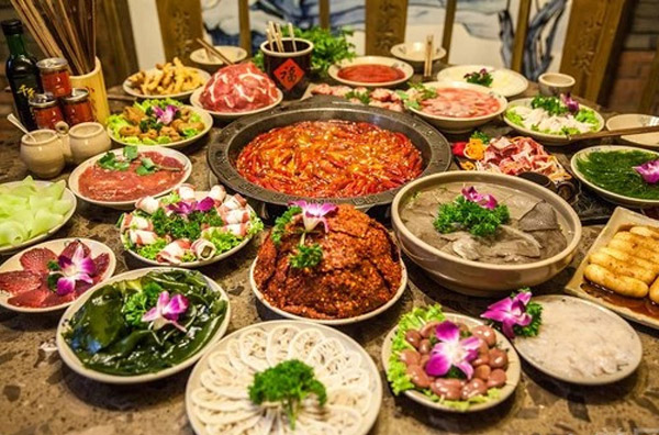 現(xiàn)在開個火鍋串串店掙錢么？