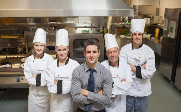 對(duì)餐廳員工太嚴(yán)留不住人，太松又管不好，餐廳店長(zhǎng)該怎么辦