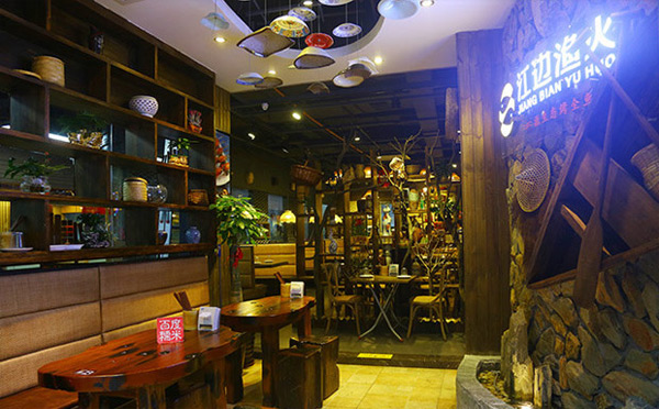 烤魚店哪個(gè)品牌更好吃？-江邊漁火烤全魚