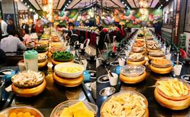 開一家旋轉(zhuǎn)小火鍋店，小店面也攏住高人氣