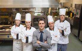 對餐廳員工太嚴留不住人，太松又管不好，餐廳店長該怎么辦